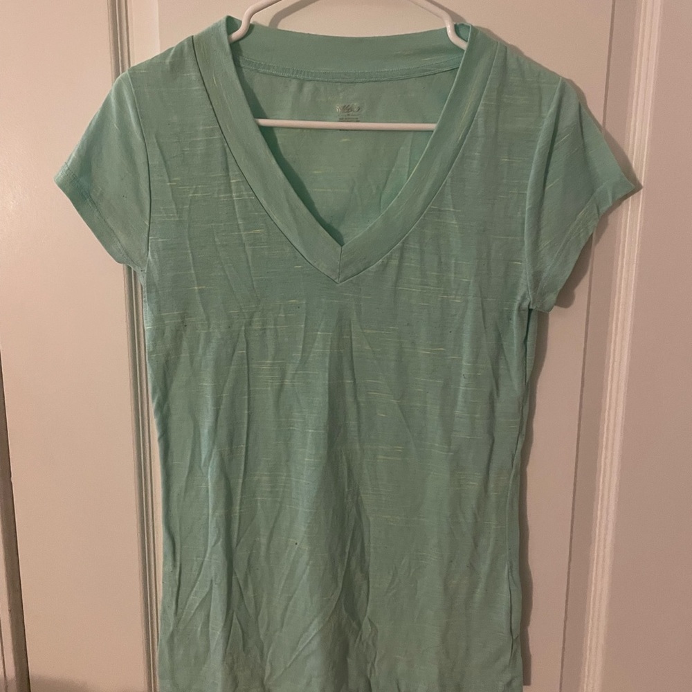 Women’s Green VNeck Shirt. Size M